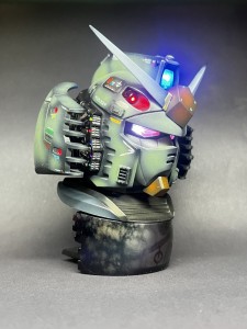 Gundam RX-78-2 / G3 / FA-78 扭蛋頭像擺設
規格：
A. 人體接觸開關 (並設獨立電源開關)
B. 多種燈效：呼吸/閃動/長亮/自動展示
C. Type-C USB可充電式 (紅燈充電/綠燈滿電)
D. 專業上色/分色/陰影/滲線/水貼/改裝
E. 每套配一條USB Type-C充電線，充電套裝(已安裝)及專用高透防麈盒

備注：
*鋰電池不適合放置汽車內，以免曝曬溫度過高。